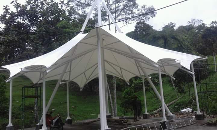 Kanopi membran Lampung desain modern, kuat, anti panas dan hujan. Jasa pemasangan profesional untuk rumah, cafe, parkiran, hingga area komersial. Artikel: Kanopi Membran Lampung – Solusi Naungan Modern, Estetik & Tahan Lama 1. Pendahuluan Kanopi membran kini menjadi pilihan populer di berbagai daerah, termasuk Lampung. Material kain membran yang elastis, kuat, serta tahan terhadap perubahan cuaca membuatnya ideal untuk kebutuhan hunian maupun komersial. Selain itu, desainnya yang futuristik menciptakan kesan mewah dan modern sehingga mampu meningkatkan nilai estetika bangunan. Jika Anda sedang mencari solusi naungan yang tidak hanya kuat namun juga memiliki nilai seni tinggi, kanopi membran adalah pilihan terbaik. 2. Apa Itu Kanopi Membran? Kanopi membran adalah struktur naungan yang menggunakan bahan kain membran tensile, dipadukan dengan rangka pipa baja atau stainless. Keunggulannya terletak pada bentuk yang fleksibel sehingga dapat dibuat melengkung, lebih dinamis, dan artistik dibandingkan kanopi biasa. Beberapa ciri khas kanopi membran: Ringan namun sangat kuat Tahan panas UV hingga 90% Fitur self-cleaning (mudah dibersihkan oleh air hujan) Umur pakai material 10–20 tahun Cocok untuk berbagai lokasi dan konsep bangunan 3. Keunggulan Kanopi Membran untuk Area Lampung Lampung memiliki iklim tropis dengan intensitas sinar matahari tinggi serta curah hujan besar. Kanopi membran sangat cocok karena mampu menahan panas, hujan, dan angin besar. Berikut kelebihannya: a. Tahan Cuaca Ekstrem Membran tensile dirancang untuk menghadapi panas terik serta hujan deras, menjadikannya sempurna untuk iklim Lampung. b. Tampilan Modern & Elegan Desain melengkung menambah nilai artistik, membuat rumah atau bangunan tampak mewah dan futuristik. c. Struktur Ringan namun Kuat Meski rangkanya ringan, materialnya mampu menahan beban angin dan air secara optimal. d. Perawatan Minimal Material membran memiliki sifat anti jamur dan anti debu. Membersihkan sangat mudah, bahkan cukup terkena hujan alami. e. Cocok untuk Berbagai Kebutuhan Dari rumah tinggal hingga proyek komersial besar, semuanya bisa menggunakan membran. 4. Area yang Cocok Menggunakan Kanopi Membran Kanopi membran di Lampung biasanya dipasang pada berbagai lokasi, seperti: Halaman rumah Carport / parkiran Area kolam renang Teras cafe dan resto Tempat wisata Taman kota Gerbang perumahan Masjid dan gedung pemerintahan Area event & sport center Fleksibilitas desainnya membuatnya mudah disesuaikan dengan kebutuhan ruangan maupun estetika. 5. Jenis Material Membran yang Umum Digunakan Beberapa merek kain membran yang biasa dipakai: Heytex Germany Serge Ferrari Verseidag AGTex Mexcel DuraSkymembrane Setiap merek memiliki ketebalan, durabilitas, dan tingkat elastisitas berbeda. Semakin premium material, semakin panjang umur pakainya. 6. Proses Pemasangan Kanopi Membran Untuk mendapatkan hasil yang rapi, kokoh, dan simetris, pemasangan kanopi membran dilakukan melalui beberapa tahap: Survey Lokasi Pengukuran dan analisa struktur pondasi. Desain 3D Menentukan bentuk sesuai kondisi lapangan dan kebutuhan estetika. Pembuatan Rangka Menggunakan baja ringan / galvanis / stainless steel. Finishing & Cat Agar tahan korosi dan tampak bersih. Pemasangan Membran Ditarik menggunakan tension system hingga menghasilkan lengkungan sempurna. Final Check & Pembersihan Area Dengan tahapan ini, hasil pemasangan lebih kuat dan awet. 7. Harga Kanopi Membran di Lampung Harga kanopi membran bervariasi berdasarkan: Jenis material membran Struktur rangka Bentuk desain (flat, melengkung, kerucut, dll.) Luas area pemasangan Kondisi lokasi Rentang harga umum: Rp 850.000 – Rp 1.800.000 per meter persegi (Tergantung material dan struktur). Untuk harga akurat, biasanya dilakukan survey lokasi terlebih dahulu. 8. Tips Memilih Jasa Kanopi Membran di Lampung Karena pemasangan membran membutuhkan keahlian khusus, pastikan memilih jasa profesional dengan ciri: Pengalaman bertahun-tahun Portofolio proyek lengkap Material original bergaransi Tim teknis ahli dalam tarik membran Layanan after-sales Dengan memilih penyedia yang tepat, kanopi Anda akan kuat dan tampil maksimal. 9. Kesimpulan Kanopi membran adalah solusi modern, kuat, dan estetik untuk kebutuhan naungan di Lampung. Dengan kemampuan menahan panas, hujan, dan angin, serta desain yang elegan, kanopi ini bisa meningkatkan kenyamanan sekaligus nilai visual bangunan Anda. Jika Anda ingin menghadirkan nuansa mewah dan berbeda, kanopi membran adalah pilihan terbaik.